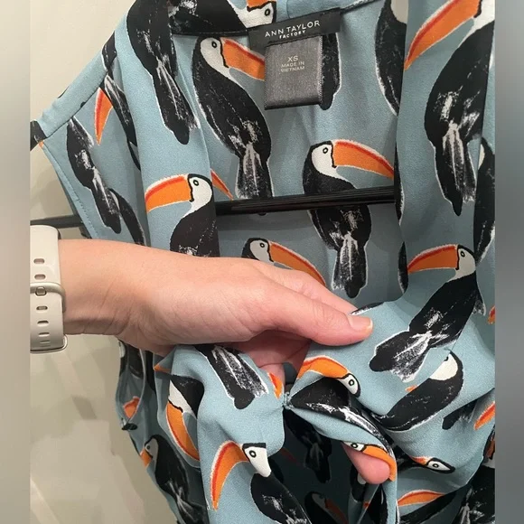 Ann Taylor Factory Drapy Toucan Print Blue Dressy Tank Sz XS - Picture 3 of 5